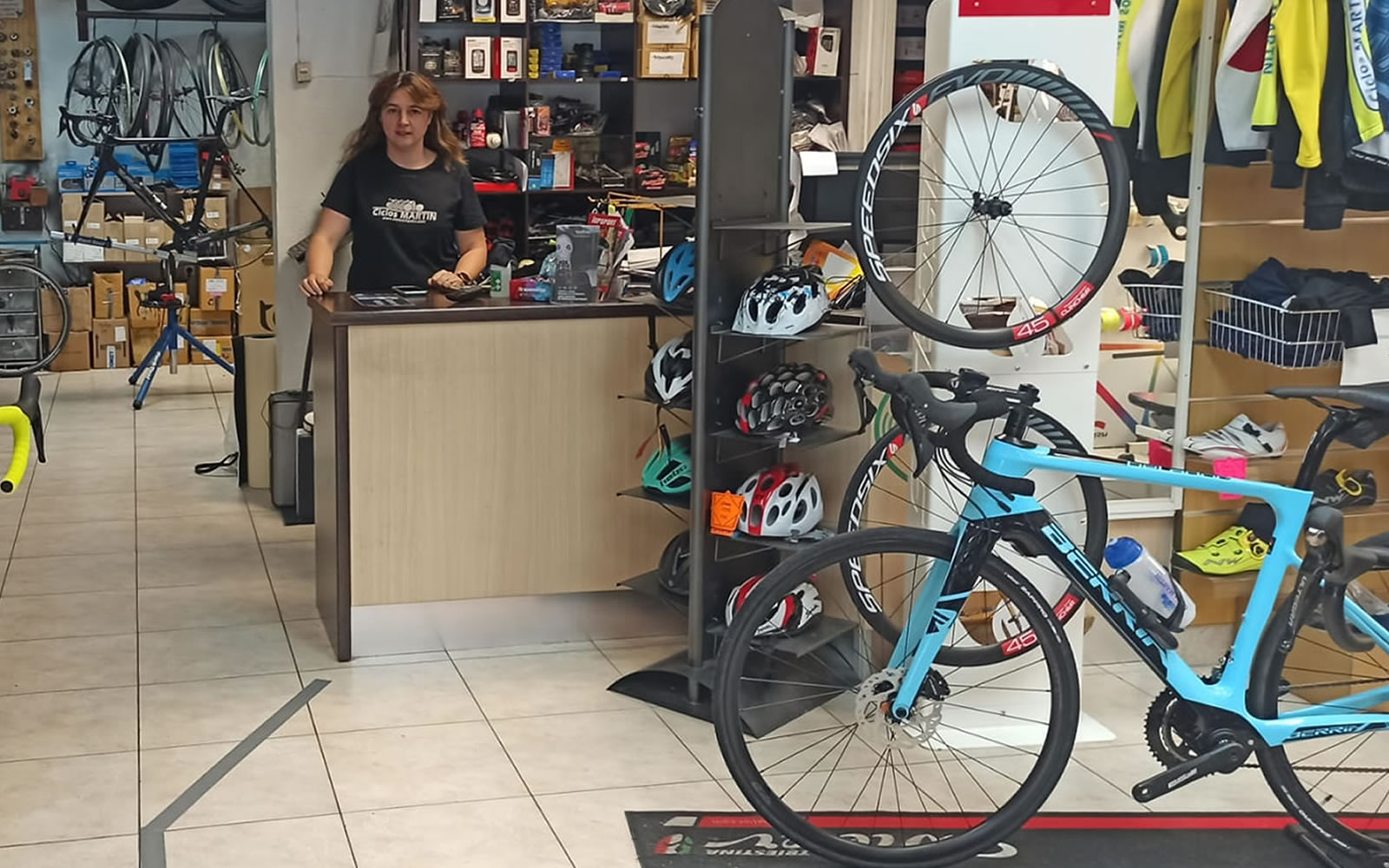 Atención en la tienda Esquíroz
