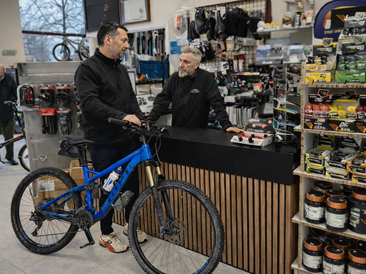 Atención en la tienda Ermitagaña de Ciclos Martín