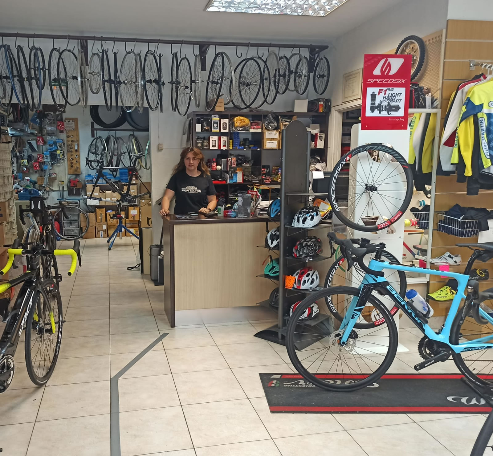 Atención en la tienda Esquíroz de Ciclos Martín