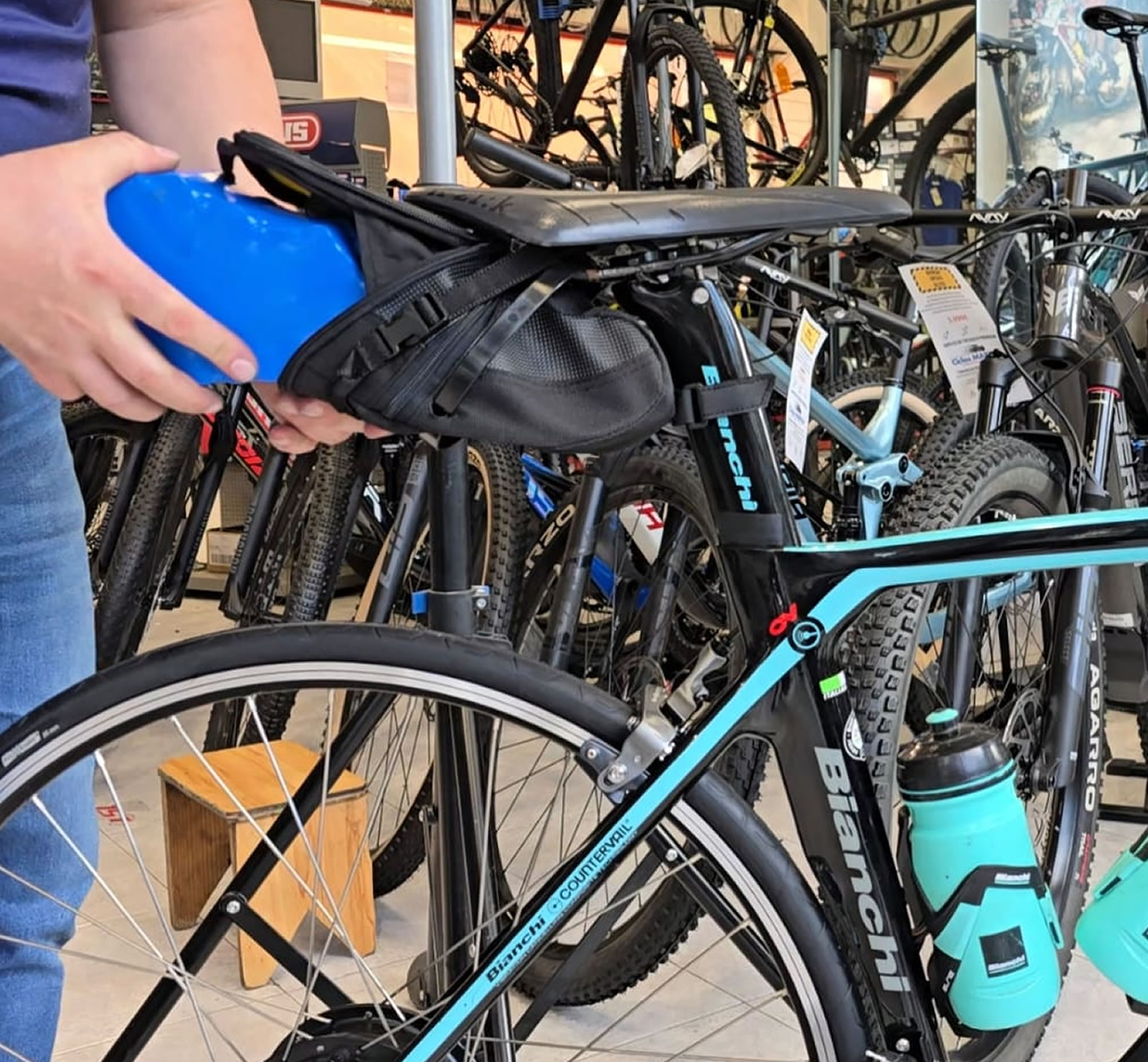 Trabajo técnico relacionado con conversiones eléctricas para carretera o gravel en Ciclos Martín