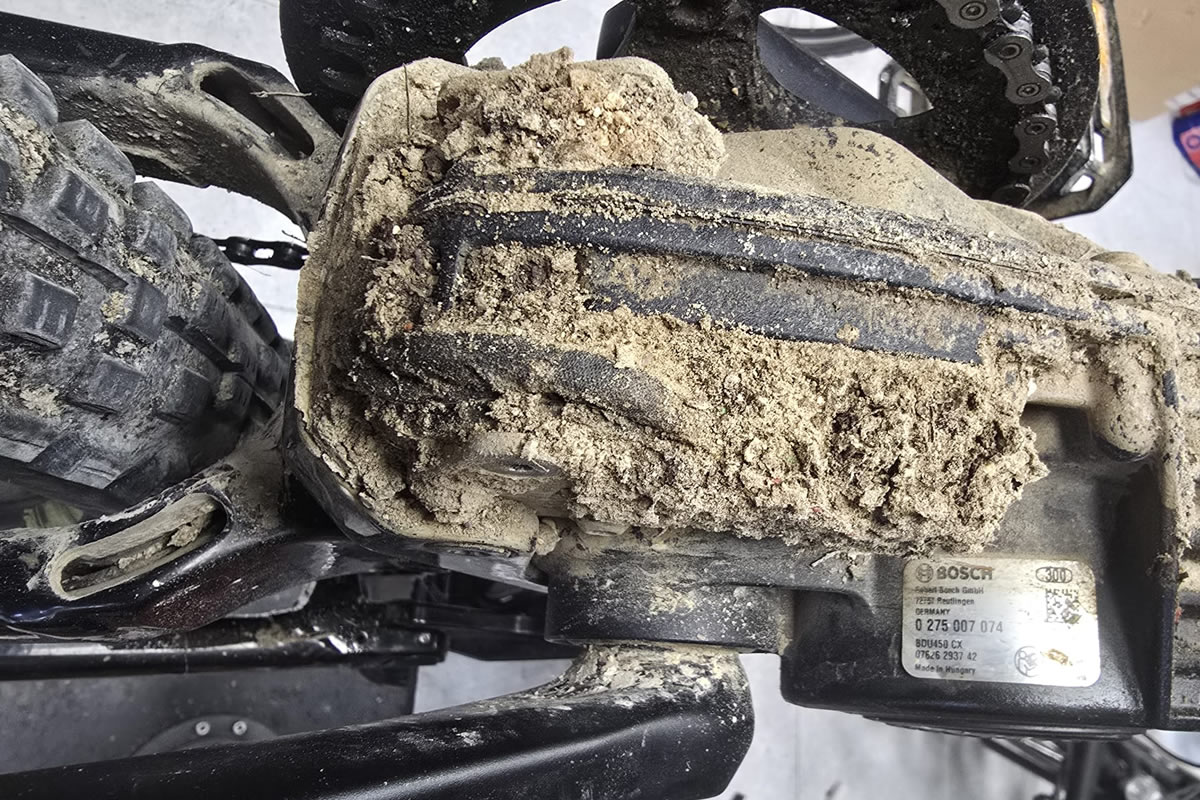 Motor de bicicleta eléctrica con acumulacion de barro y suciedad después de un uso exigente